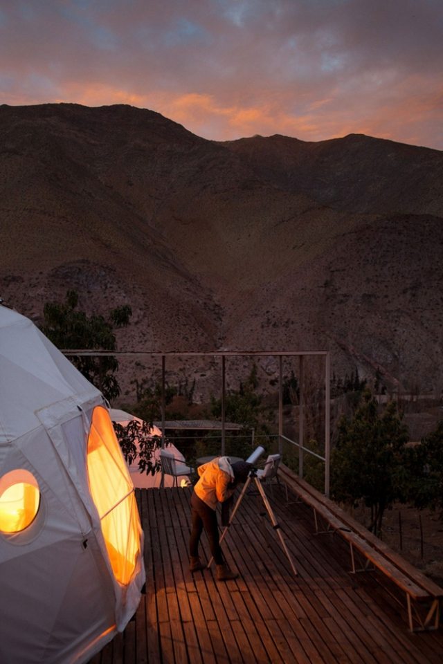 Elqui Domos Hotel in Chile teleskop terrasse tal sonnenuntergang