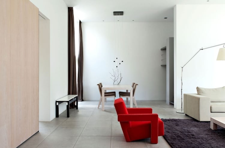 esszimmer-ideen-minimalistisch-modern-weiss-sessel-rot-teppich-stehlampe-esstisch-weiss
