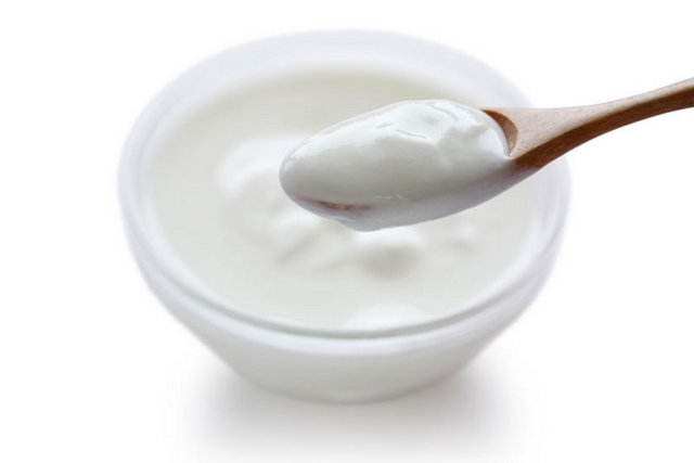 kalorienarm joghurt löffel holz schüssel flüssig weiß