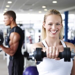 fitness training mit gewichtern-sport übungen verbessern-die stimmung