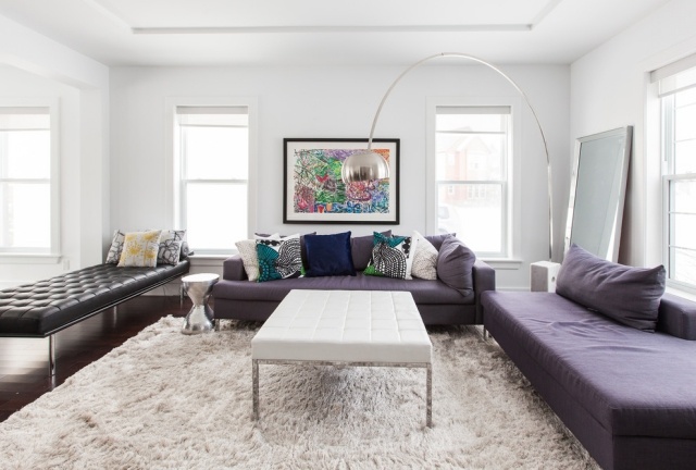 flauschige Shaggy-Teppiche wohnzimmer lila sofa stehlampe