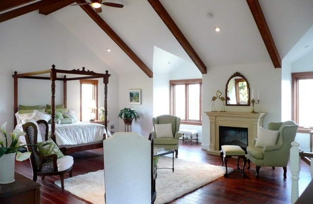 flauschiger shaggy teppich wohnzimmer weiß dielenboden kamin