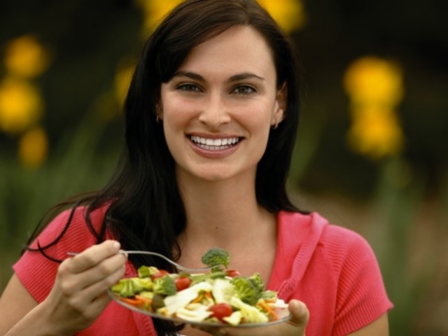 frau dunkles haar schönes salat ausgeglichene mahlzeit