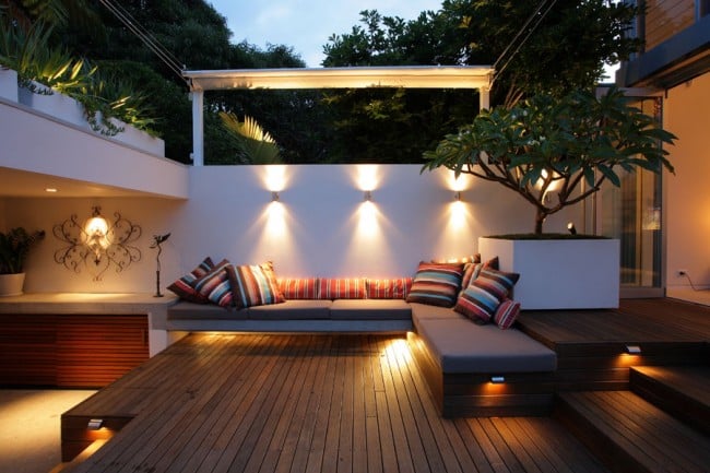 garten-innenhof gestaltung wandleuchten sofa terrasse unterbauleuchten
