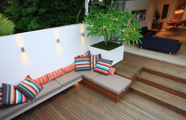 garten-im-innenhof terrasse gestalten integriertes sofa kissen holz dielenboden