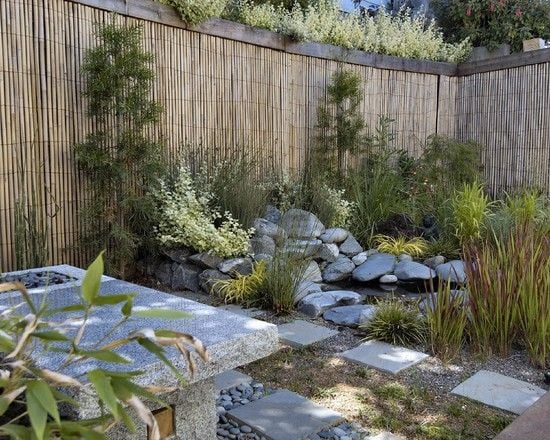 gartenzaun bambus idee teich steine sichtschutz vorgarten