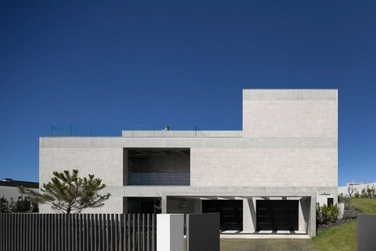 gartenzaun-ideen-sichtschutz-weiss-haus-anthrazitgrau-minimalistisch-moderne-architektur