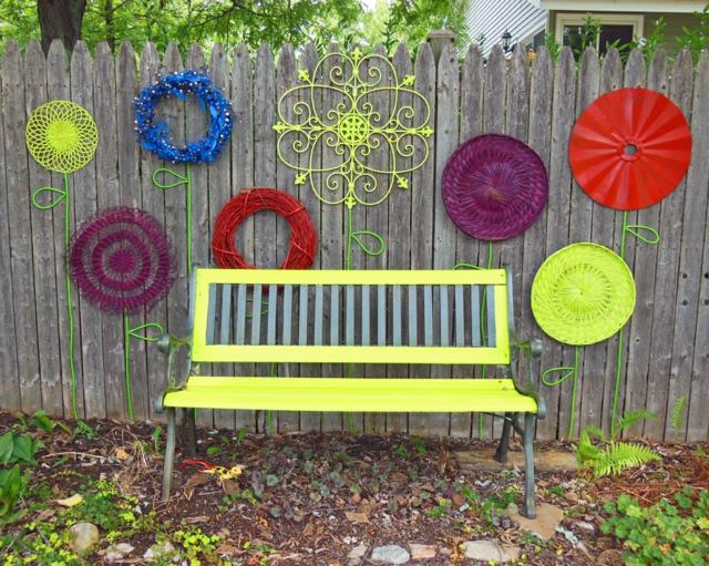 Gartenbank recyclierte Materialien Holzzaun dekoriert