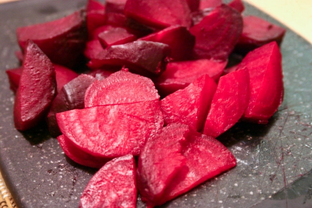 Leckeres Humus Rezept mit roter Rübe - reichlich und gesund essen