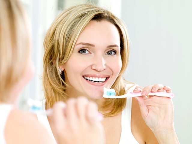 gesunde zähne schönes lächeln zahnbürste wählen tipps