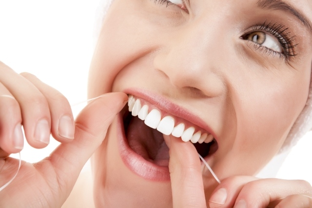 gesunde zähne schönes lächeln zahnseide benutzen