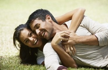 glücklich miteinander mann frau umarmung auf erde liegend verliebt