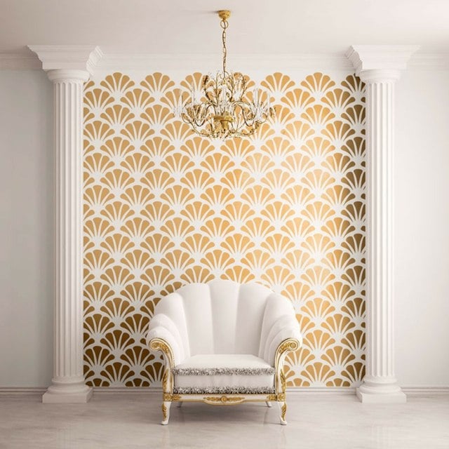goldene Wandfarbe Sessel Wohnzimmer klassisch einrichten Antike Möbel restaurieren Sessel