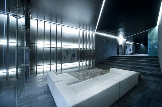 Gestaltung weißes Sofa Metall Treppe Heimkino