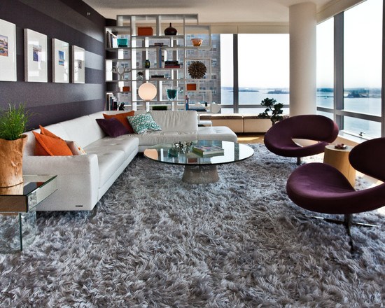 graues Teppich lila Stuhl Wandfarbe Streifen Glastisch Wohnzimmer