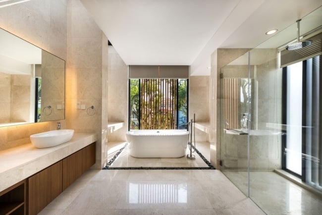 bad begehbare dusche glaswand badewanne spiegel hinterbeleuchtung