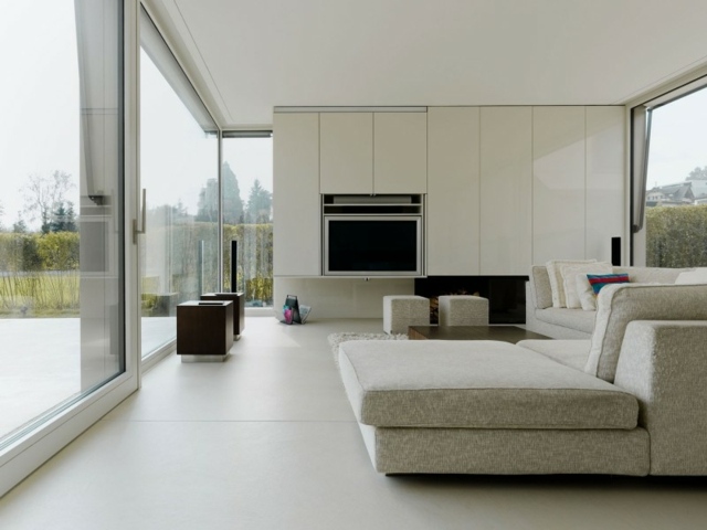 einrichten graues Sofa weiße Wohnwand Hochglanz verglaste Wand