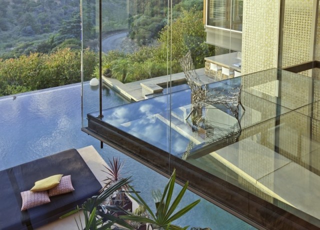 luxushaus justin-bieber-hollywood-hills infinity pool verglasung ausblick