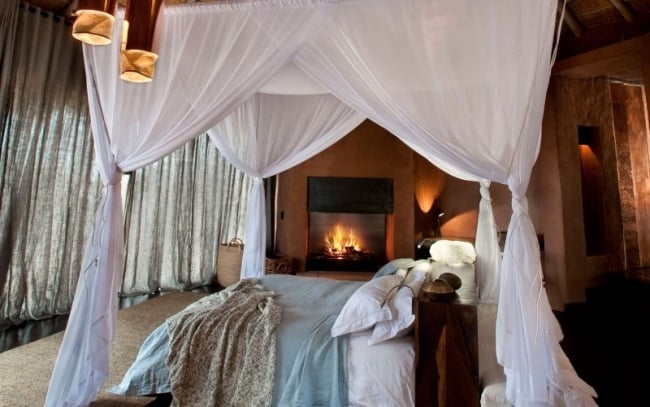 himmelbett luxus schlafzimmer-kamin-holz gardinen