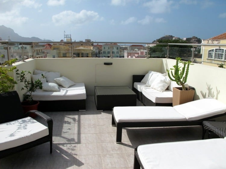 ideen terrassen modern einrichtung chaiselonge tagesbett couchtisch