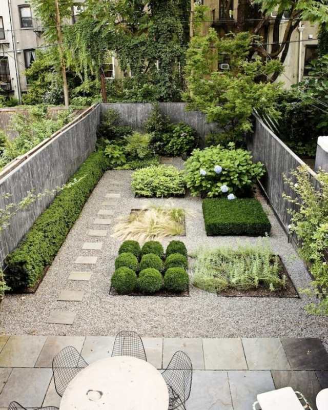 innenhof pflanzen hecken gräser terrasse essmöbel