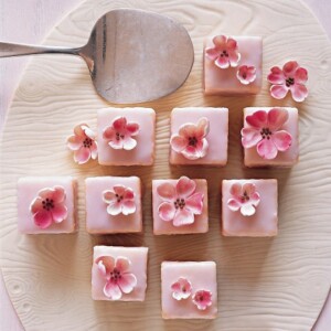 interessante-idee-für-finger-food-blüten-dekoration-löffel-rosa-zuckerguss