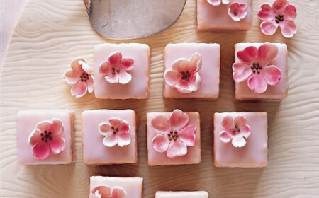 interessante-idee-für-finger-food-blüten-dekoration-löffel-rosa-zuckerguss