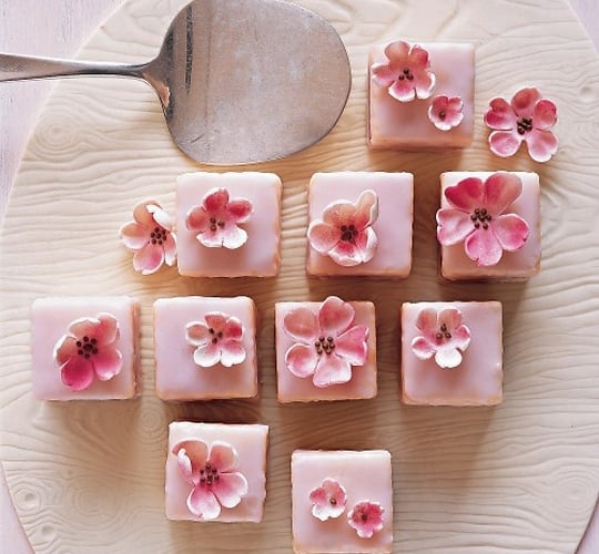 interessante-idee-für-finger-food-blüten-dekoration-löffel-rosa-zuckerguss