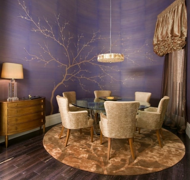 klassische Wohnzimmer Gestaltung Ideen Wandfarbe lila Wandschablone Baum