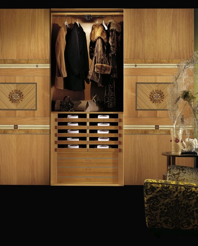 klassischer kleiderschrank holz schlafzimmer schubladen details FLOREALE CARPANELLI