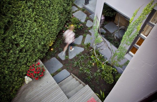 kleine terrasse hinterhof gestaltung pflanzen mauer holz deck