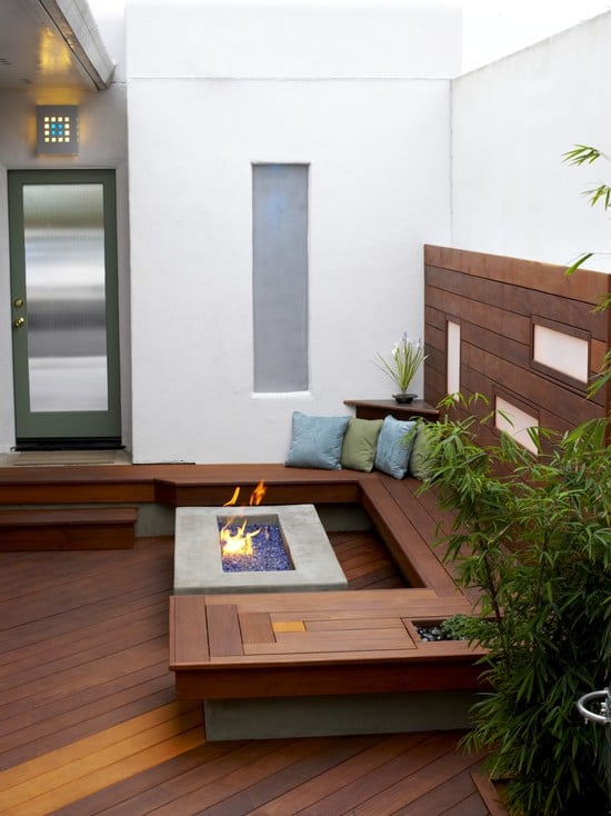 kleine terrasse holz sitzbank beton feuerstelle bambuspflanzen