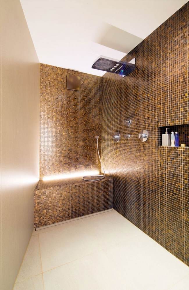 kleines bad mosaik fliesen braun creme moderner duschkopf