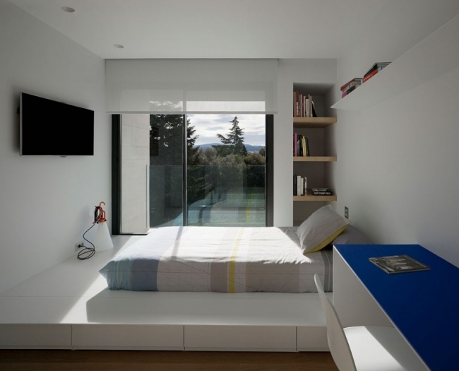 kleines schlafzimmer-designhaus bett platform balkon wand tv