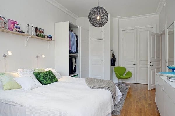 kleines schlafzimmer weiße Möbel grün sessel als akzent