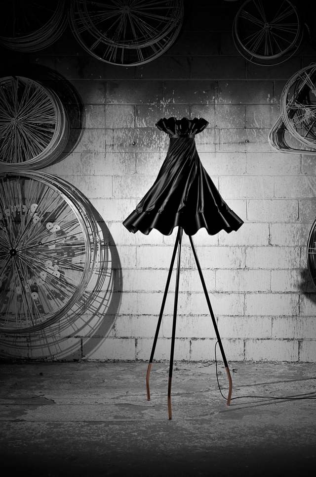 kleines schwarzes satin-kleid bekleidung Ballerina-lampe