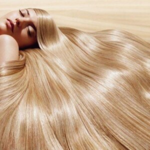 kraftvolle gesunde-Haare Blonde frau Tipps gesundheit-glanzspray