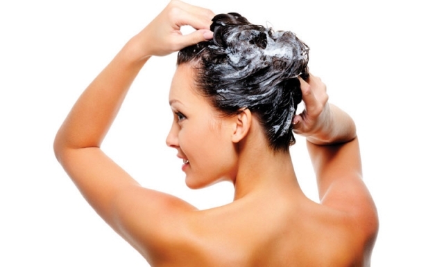 lauwarmes Wasser beim Abspülen-Haare shampoo-balsam benutzen