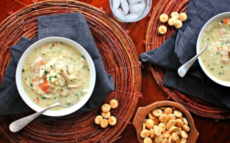 leckere Hühnersuppe zubereiten Reis Gemüse gesunde Ernährung