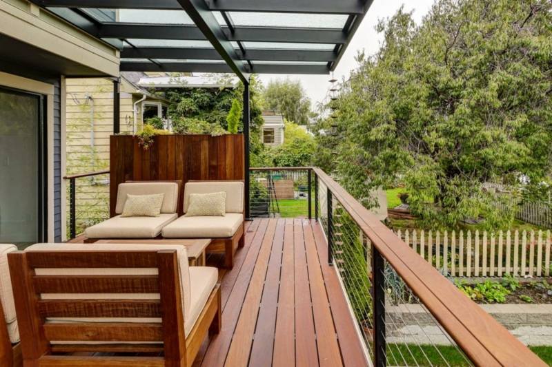 lounge sitzgruppe balkon gestaltung holz moebel beige sitzpolster pergola