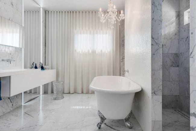 luxus bad marmor weiß kronleuchter gardinen begehbare dusche