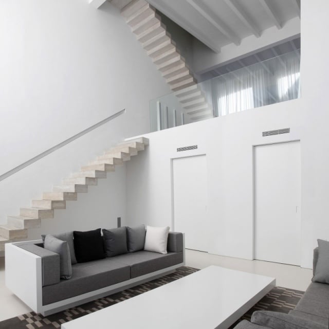 minimalistische Faltwerktreppen-Beton House weiß Wandfarbe