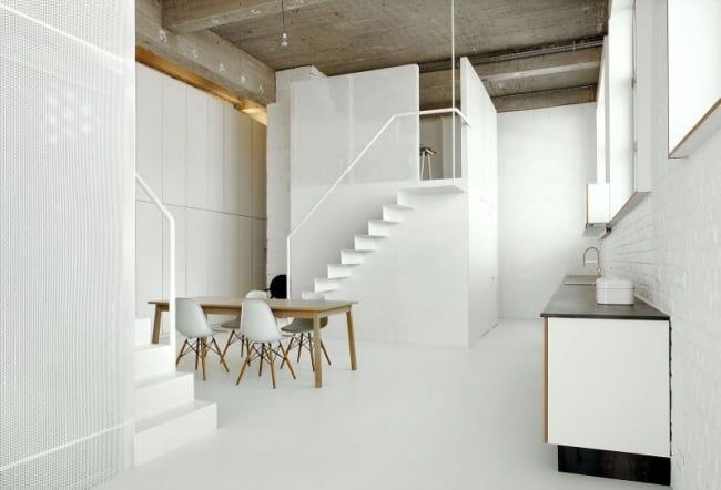 minimalistische küche essberich holz esstisch weiße stühle Loft Apartment