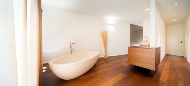 minimalistisches bad dielenboden holz waschtisch badewanne oval