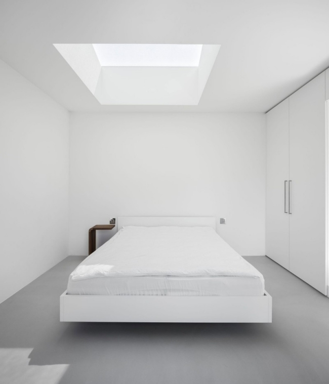 minimalistisches-schlafzimmer pur weiss oberlichter kleiderschrank