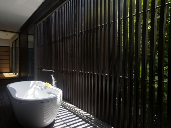 moderne badewanne gitter wand schwarz aussenbereich