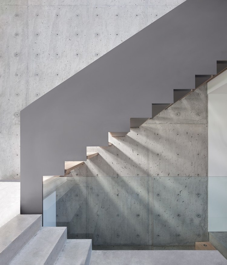 moderne-betontreppe-bauen-minimalistisch-treppenhaus-licht-stahl-gelaender-stufen