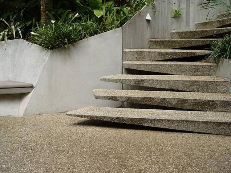 moderne-betontreppe-bauen-outdoor-garten-putz-sichtbeton-pflanzen-design