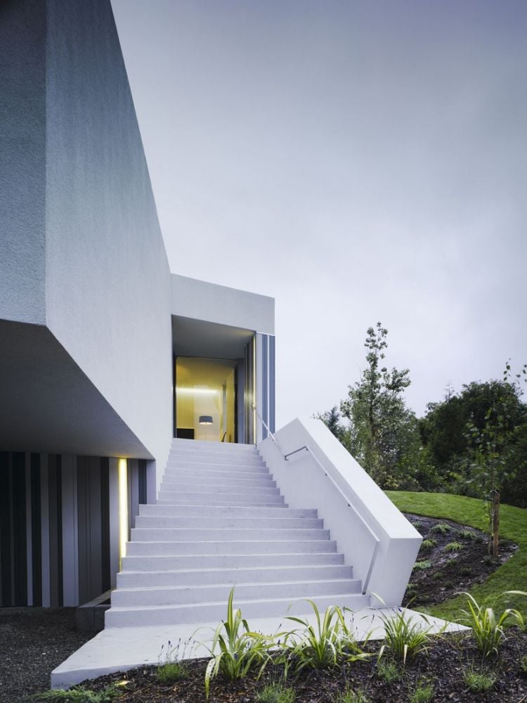 moderne-betontreppe-bauen-outdoor-moderne-architektur-weiss-haus-rasen