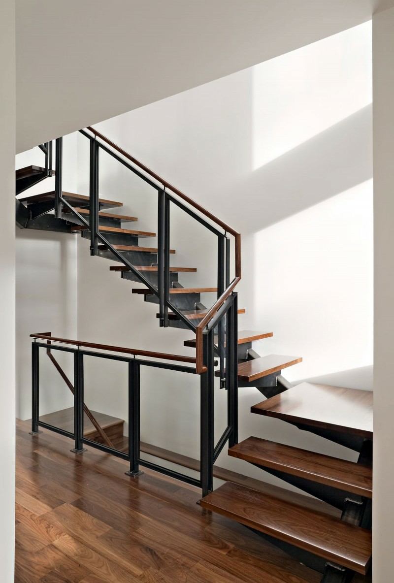 moderne designtreppen metall holz stufen gelaender glas
